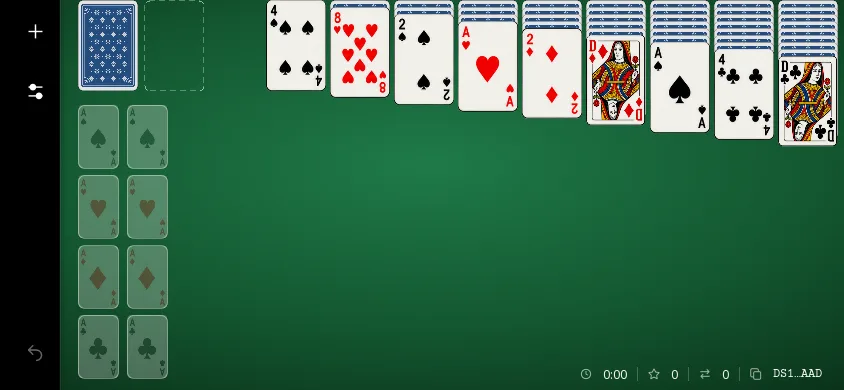 Double Solitaire sur téléphone à l’horizontale, en thème sombre (barre de menu noire) : la même donne au départ, huit fondations vides et neuf colonnes.